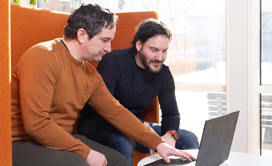 Niklas Larsson med kollega 