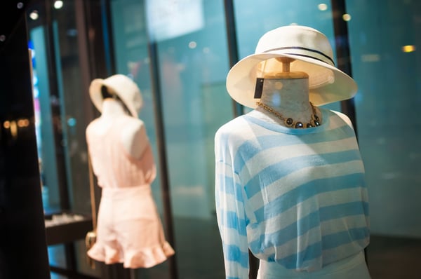 Hvordan overvinder butikkerne udfordringen med at møde kunderne både offline og online?